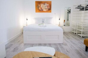 Tabla de planchar con plancha, acceso a internet y ropa de cama