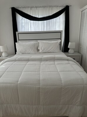 3 chambres, bureau, fer et planche à repasser, lit de bébé portatif