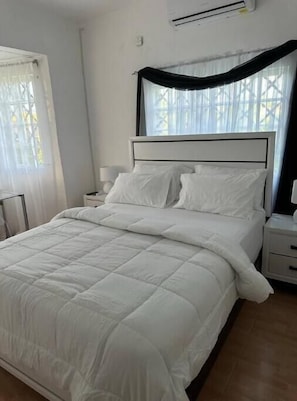 3 habitaciones, escritorio y tabla de planchar con plancha 