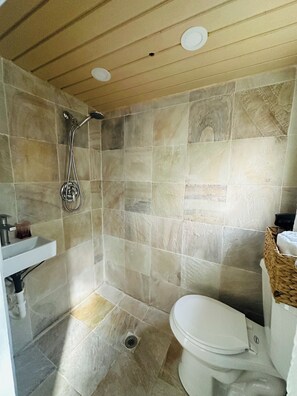 Een douche, een haardroger, handdoeken, zeep