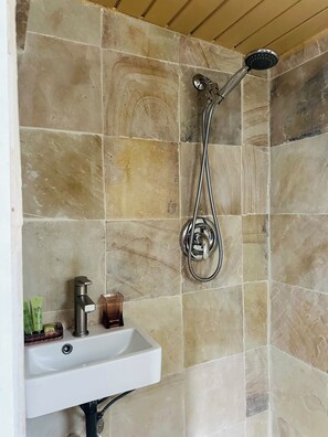 Dusche, Haartrockner, Handtücher, Seife