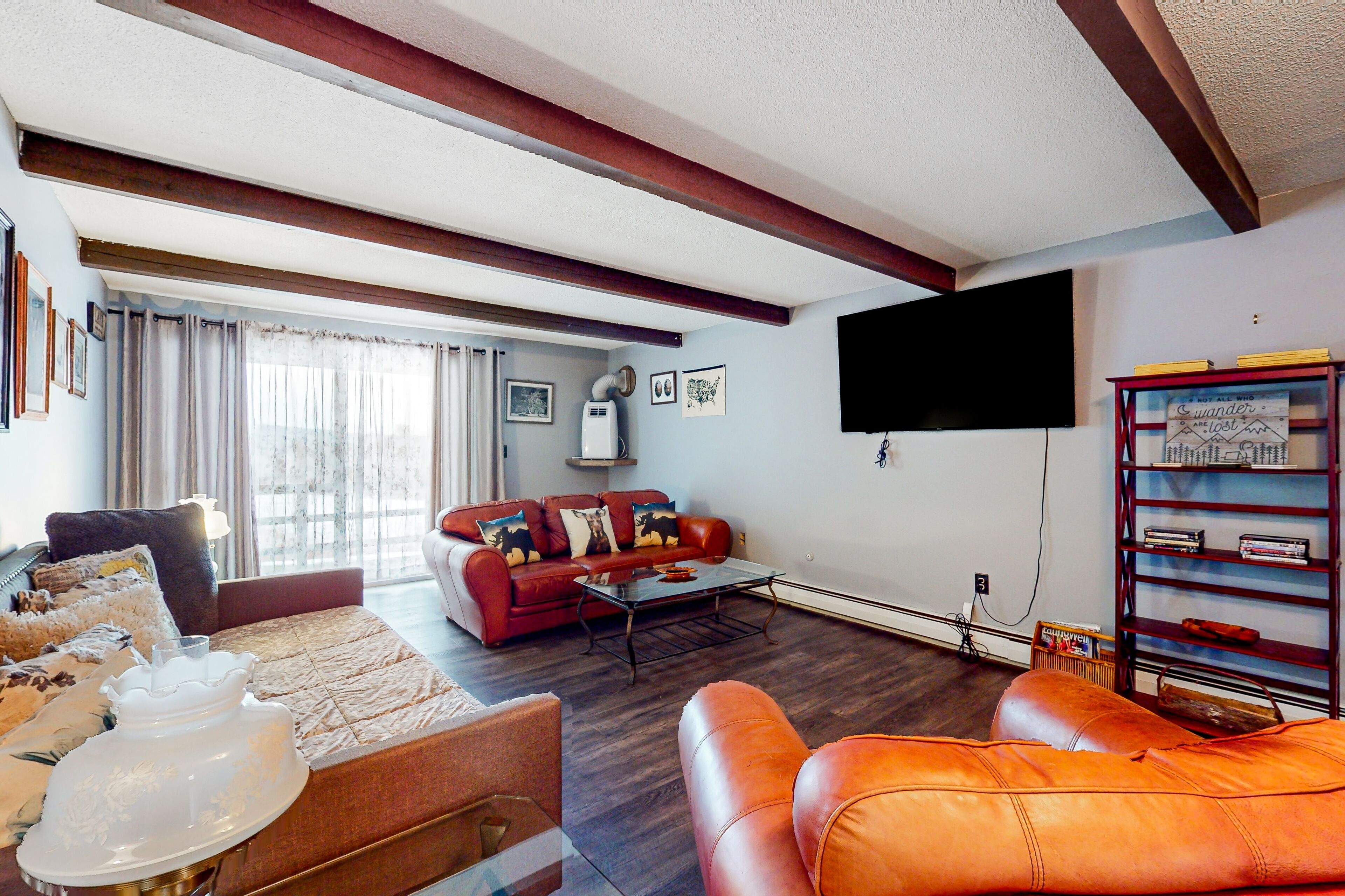 First-floor condo near lake/skiing/hiking with beach access, lake view & patio