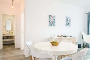 Dining - GuestReady - Cliff residence with sea views (Santa Cruz)