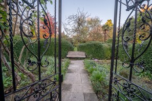 Garden - Bright Belgravia Home by Underthedoormat (London)