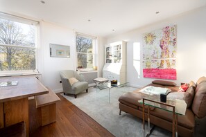 Apartment (2 Bedrooms) | Wohnbereich | 32-Zoll-Fernseher mit Digitalempfang