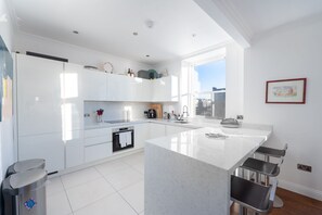 Apartment (2 Bedrooms) | Eigene Küche | Kühlschrank, Ofen, Herdplatte, Geschirrspüler