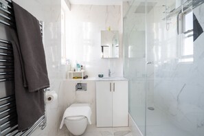 Apartment (2 Bedrooms) | Bathroom - Bright Belgravia Home by Underthedoormat (London)