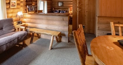Classic log cabin with firepit - near Bigfork, Flathead Lake & Glacier