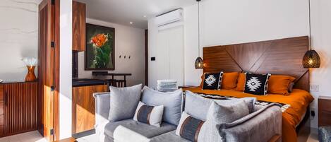 Desk, WiFi, bed sheets