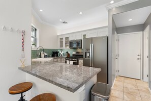 冷蔵庫、電子レンジ、オーブン、コンロ