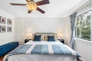 3 soverom, skrivebord, strykejern/-brett og reiseseng for barn