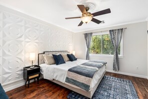 3 室のベッドルーム、デスク、アイロン / アイロン台、旅行用ベビーベッド