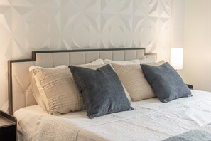 3 habitaciones, escritorio y tabla de planchar con plancha 