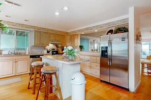 Fridge, microwave, oven, stovetop - Town of Dewey Beach retreat with balcony & patio near the water - dog-friendly (Dewey Beach)