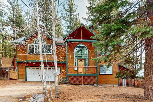 Exterior - Spacious home with enclosed yard, private deck, fireplace, & washer/dryer (South Lake Tahoe)