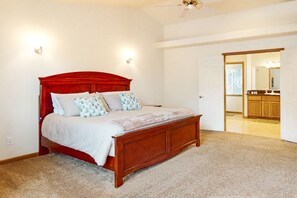 3 bedrooms, internet, bed sheets - Spacious home with enclosed yard, private deck, fireplace, & washer/dryer (South Lake Tahoe)