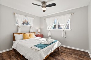 4 bedrooms, desk, iron/ironing board, WiFi - Midtown 4 BR for Work Stays and Home Transition (Little Rock)