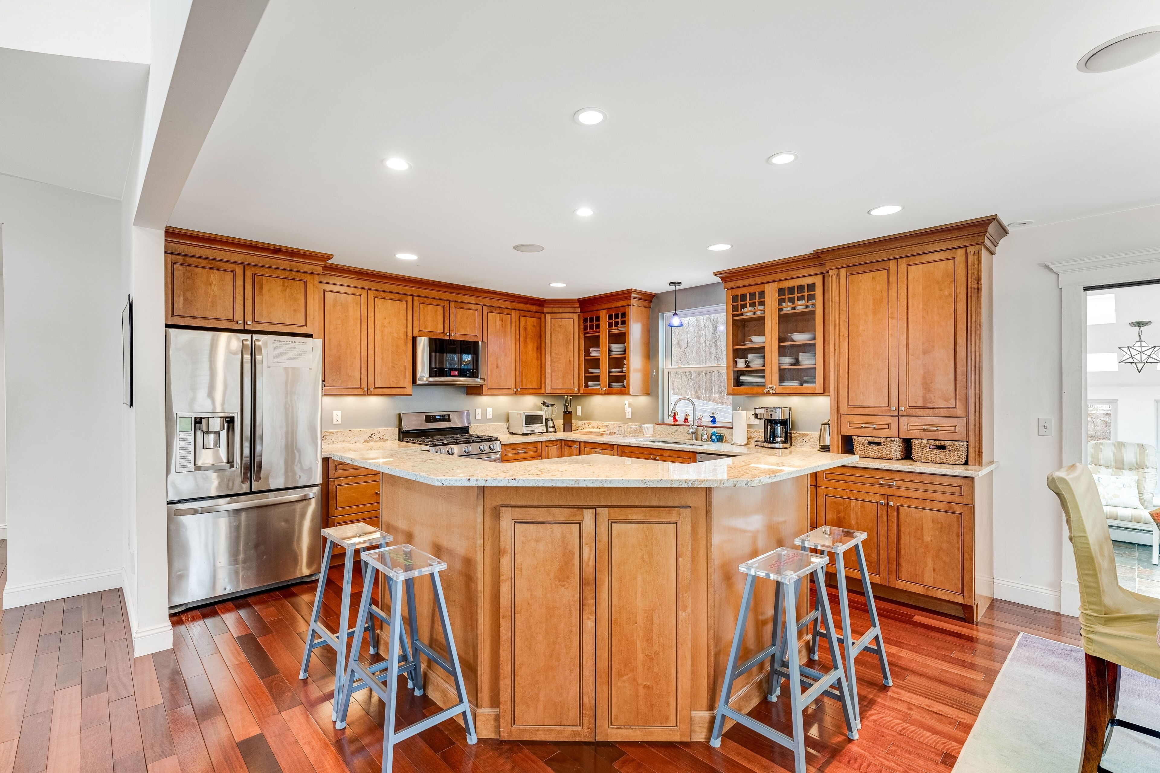 Kylskåp, mikrovågsugn, ugn och spishäll