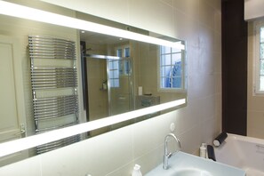 Deluxe suite | Badkamer | Een aparte badkuip en douche, gratis toiletartikelen, een haardroger