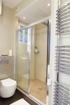 Suite Deluxe | Baño | Bañera y ducha independientes y artículos de higiene personal gratuitos