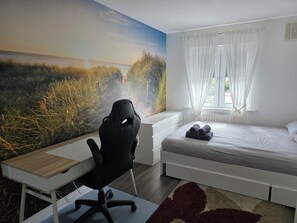 2 bedrooms, desk, iron/ironing board, travel cot - 2 bed Cozy Home Lusk - 15min from Dublin airport! (Lusk)