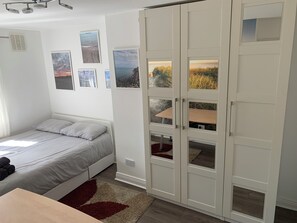 2 bedrooms, desk, iron/ironing board, travel cot - 2 bed Cozy Home Lusk - 15min from Dublin airport! (Lusk)