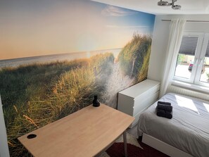 2 soverom, skrivebord, strykejern/-brett og reiseseng for barn