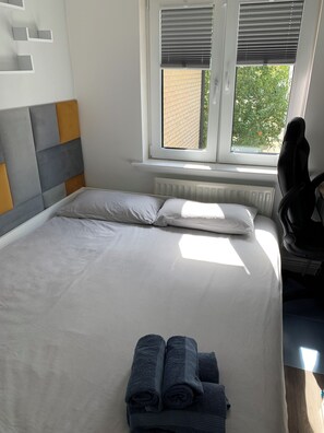 2 quartos, escrivaninha, ferros/tábuas de passar roupa, berço de viagem