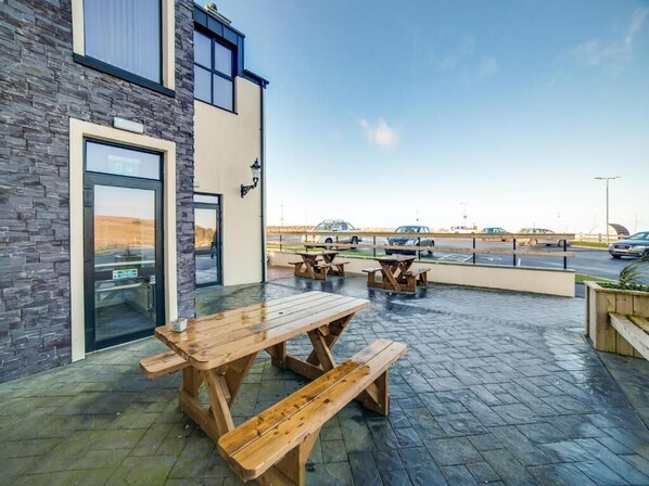 Outdoor dining - Standing Stones Lodge (Belfast)