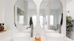 Douche, serviettes fournies, shampoing, papier toilette