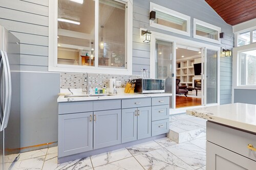 Spacious & conveniently located home with swim spa & two kitchens