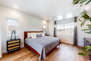 4 bedrooms, desk, Internet, bed sheets