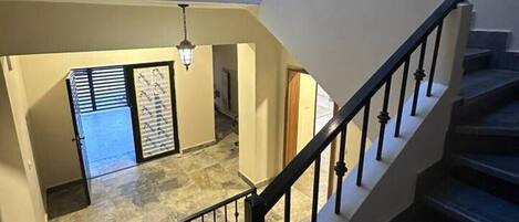 المنشأة من الداخل