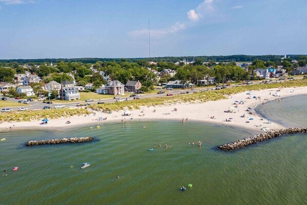 Playa en los alrededores y toallas de playa 