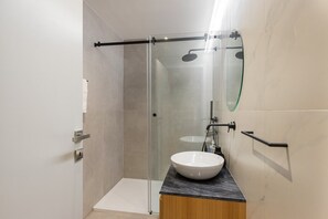 Dusche, Haartrockner, Handtücher, Seife