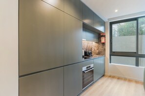 Kylskåp, ugn, kaffe- och tebryggare och brödrost