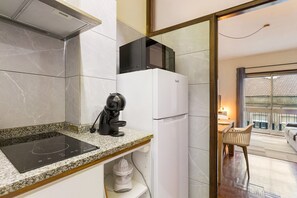 Kylskåp, mikrovågsugn, diskmaskin och kaffe- och tebryggare