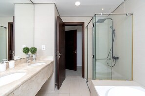 Villa (5 Bedrooms) | Bathroom | Bathtub, free toiletries