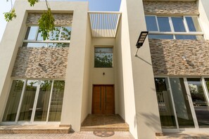 Property entrance - Luxury 5B Villa Private Garden in Ras Al Khaimah (Ras Al Khaimah)