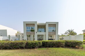 Exterior - Luxury 5B Villa Private Garden in Ras Al Khaimah (Ras Al Khaimah)