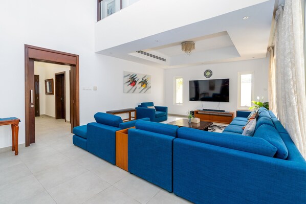 Living area - Luxury 5B Villa Private Garden in Ras Al Khaimah (Ras Al Khaimah)