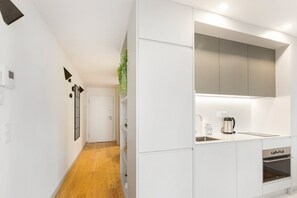 Kühlschrank, Ofen, Wasserkocher mit Kaffee-/Teezubehör, Toaster