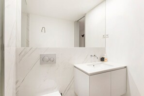 Douche, sèche-cheveux, serviettes fournies