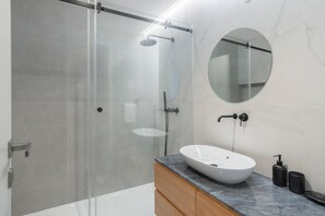 Shower, hair dryer, towels - GuestReady - Modern Elegance in Gaia (Vila Nova de Gaia)