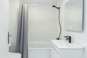 A bathroom with a shower, toilet, and sink. - GuestReady - Calming retreat in Miragaia (Porto)