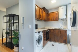 Kühlschrank, Mikrowelle, Wasserkocher mit Kaffee-/Teezubehör, Toaster