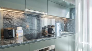 Refrigerador, microondas, horno y cafetera y tetera