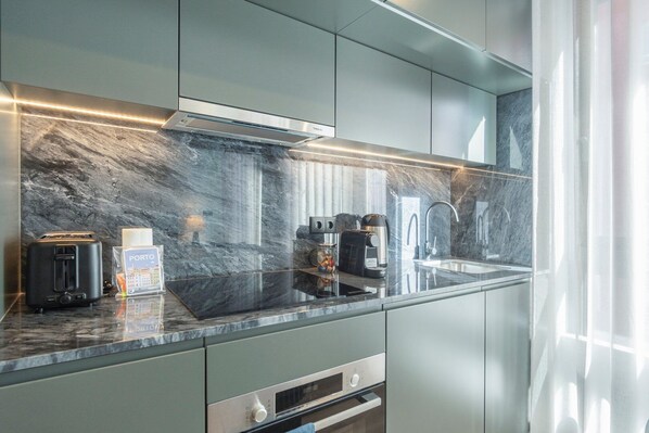 Fridge, microwave, oven, coffee/tea maker
