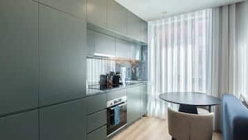 Geladeira, micro-ondas, fogão, cafeteira/chaleira