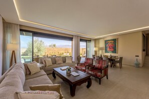 Hypo-allergenic bedding, minibar, individually decorated